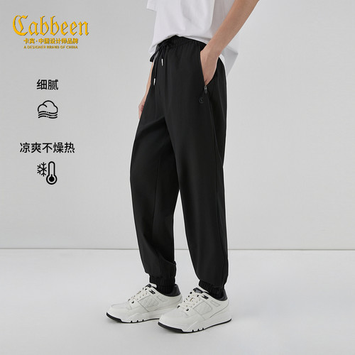 侧边的拉链口袋设计，兼具实用性与装饰性