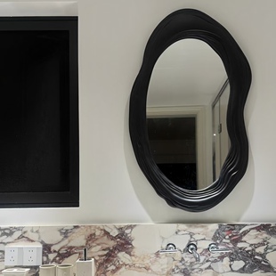 北欧侘寂风家居设计师化妆镜不规则智能卫生间镜子壁挂艺术餐边镜