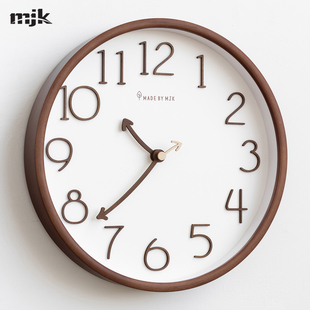 胡桃色实木挂钟家用客厅2025新款简约大数字时钟静音钟表壁钟