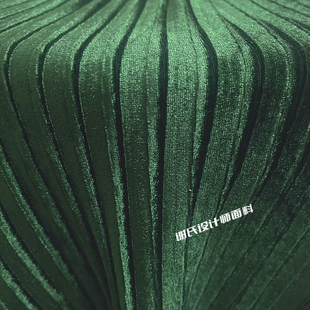 电光欧美秋冬压皱深绿色金丝绒风琴百褶布料 动漫二次元反光面料