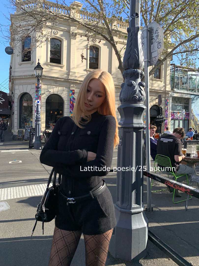Woman wearing a black autumn street-style outfit outdoors