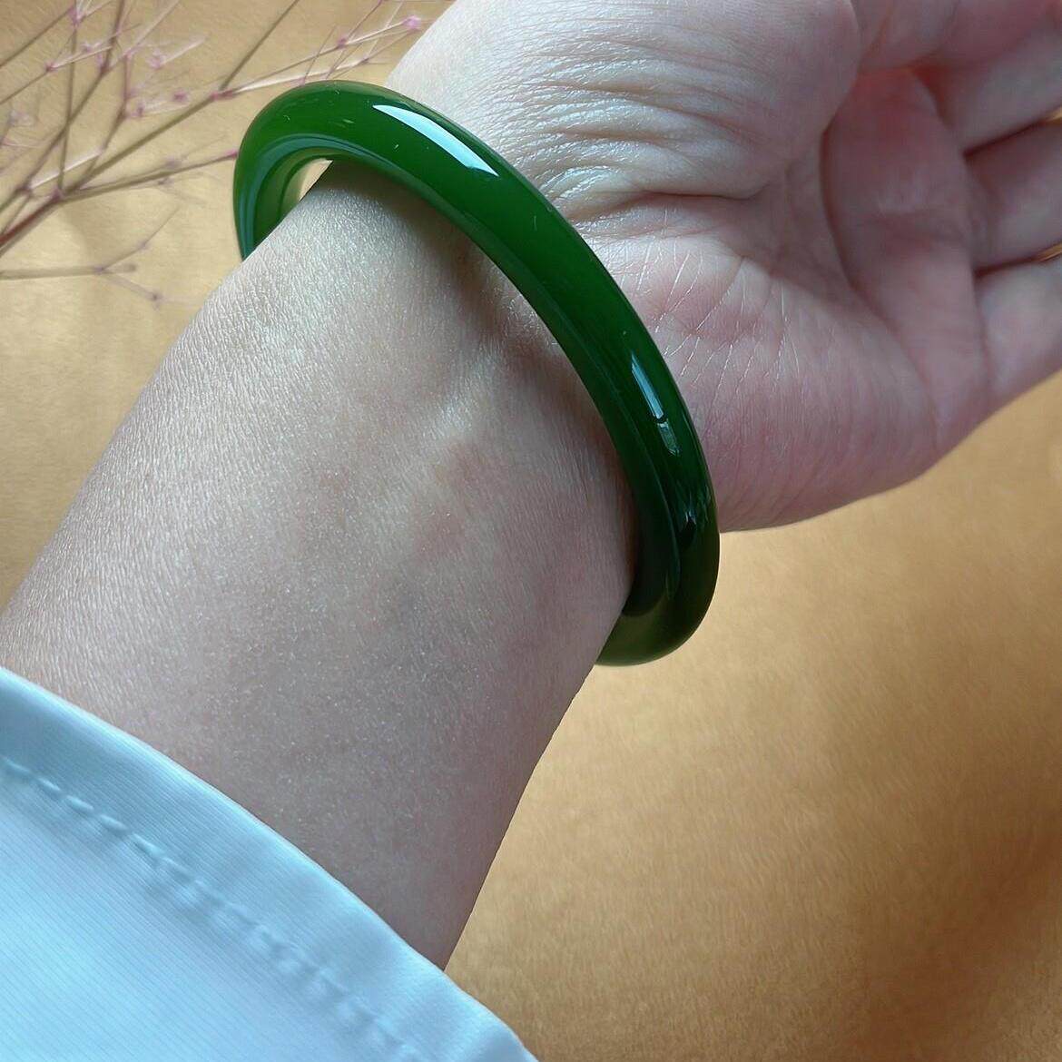 收藏级新疆碧玉圆条手镯和田玉菠菜绿细圆条玉镯阳绿辣色正圈手镯