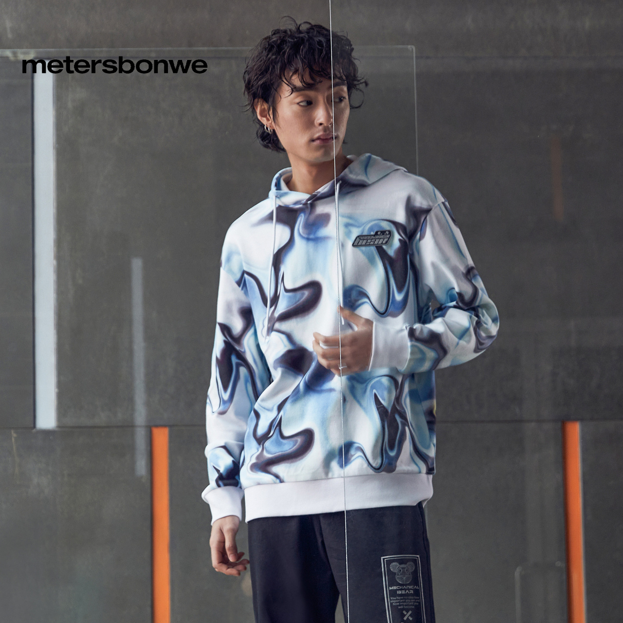 美特斯邦威男机械熊连帽卫衣