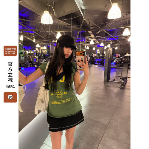 F383绿色字母印花V领短袖T恤