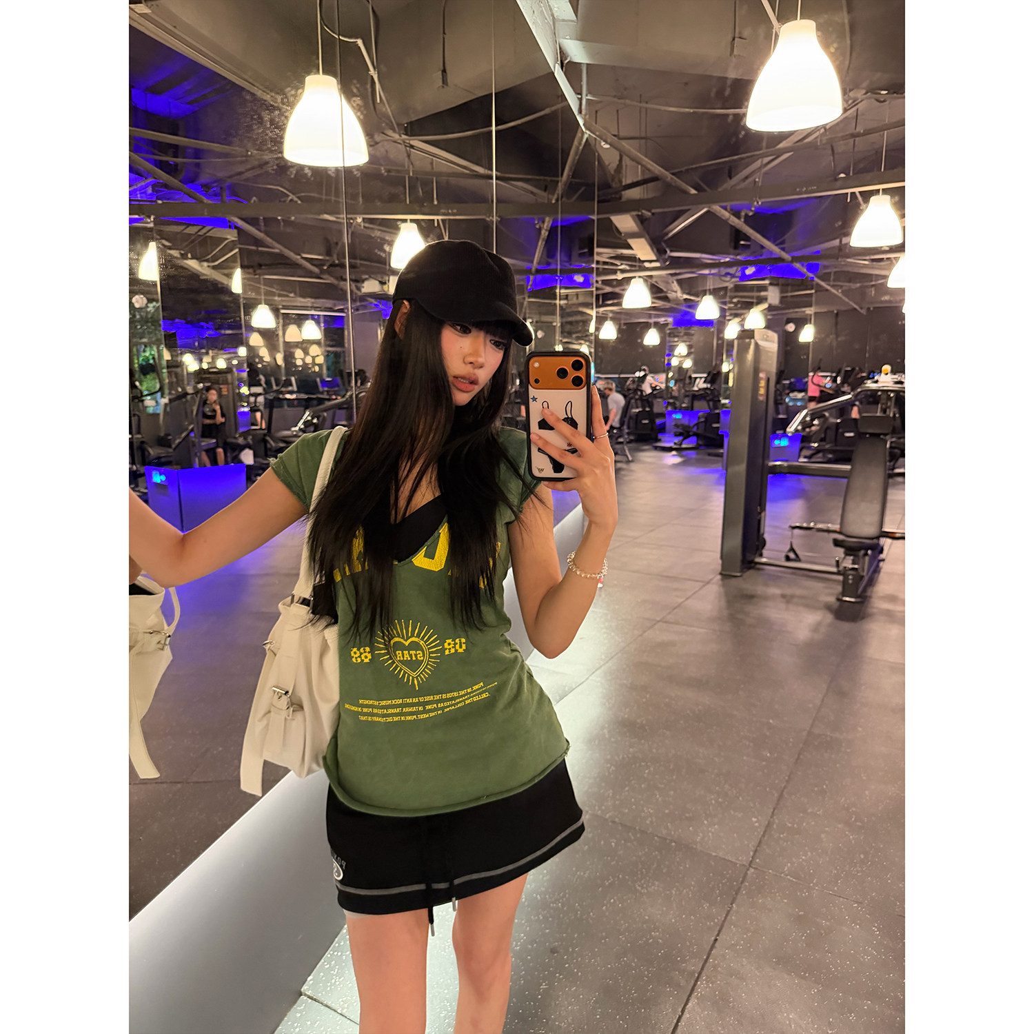 F383绿色字母印花V领短袖T恤图片