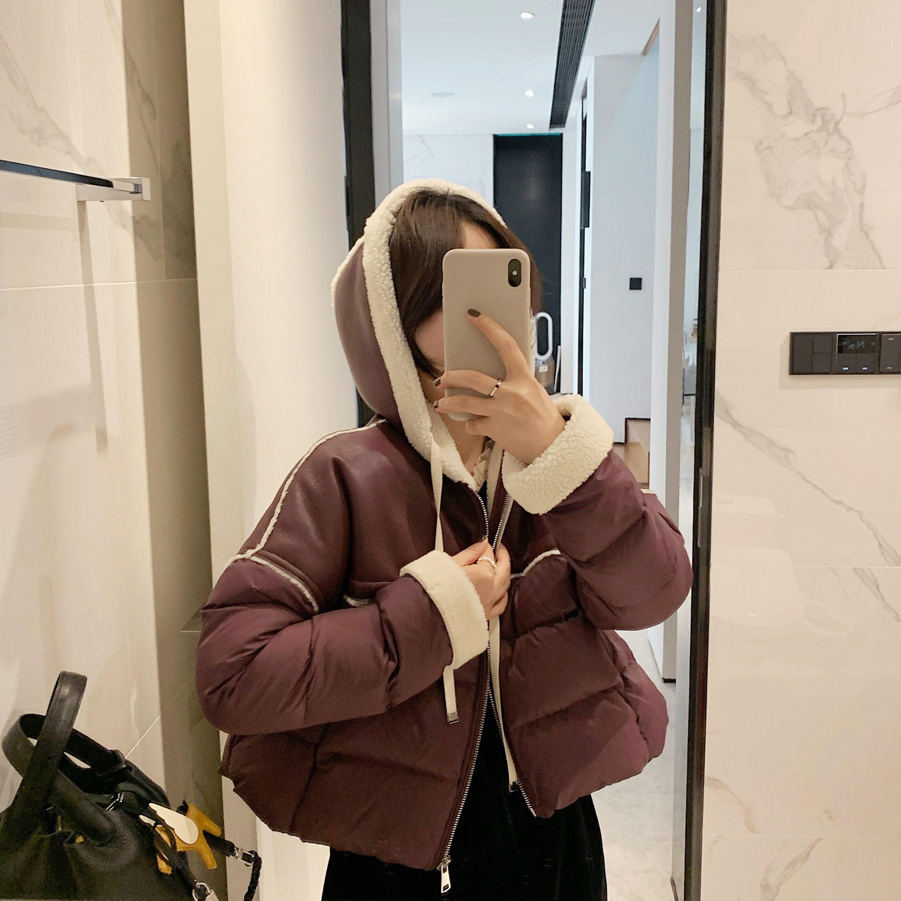 通勤皮质短款连帽羽绒服