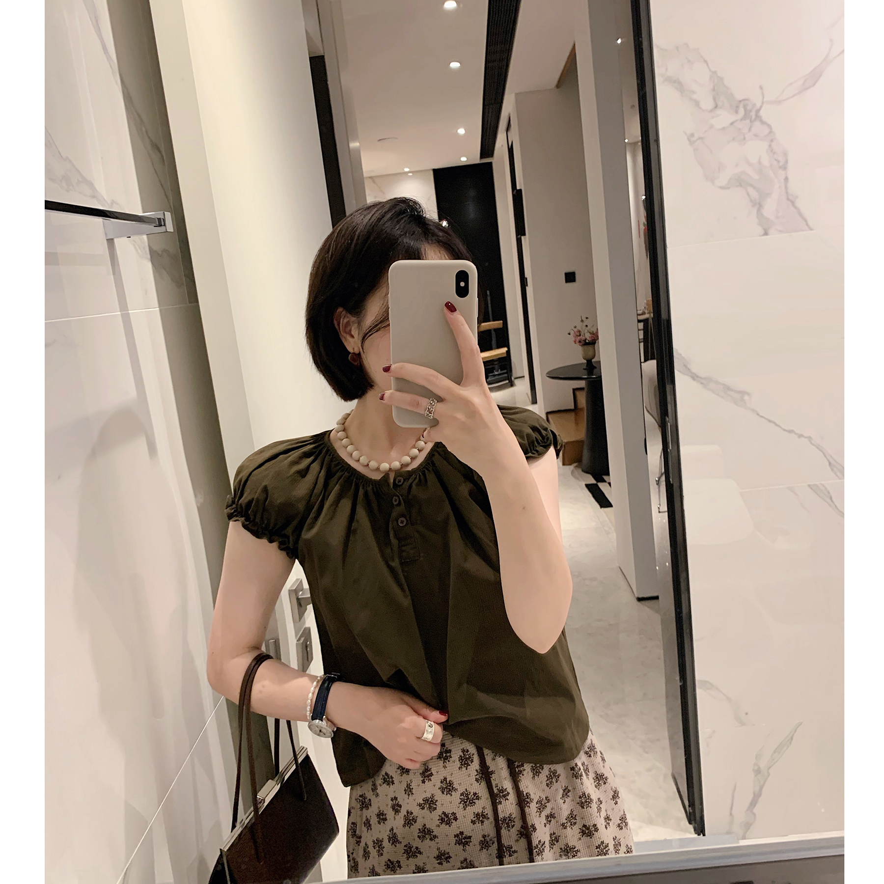 百搭俏皮咖色泡泡袖上衣