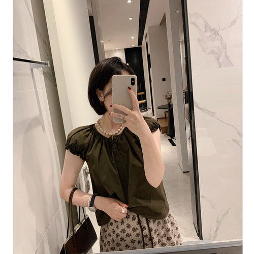 百搭俏皮咖色泡泡袖上衣