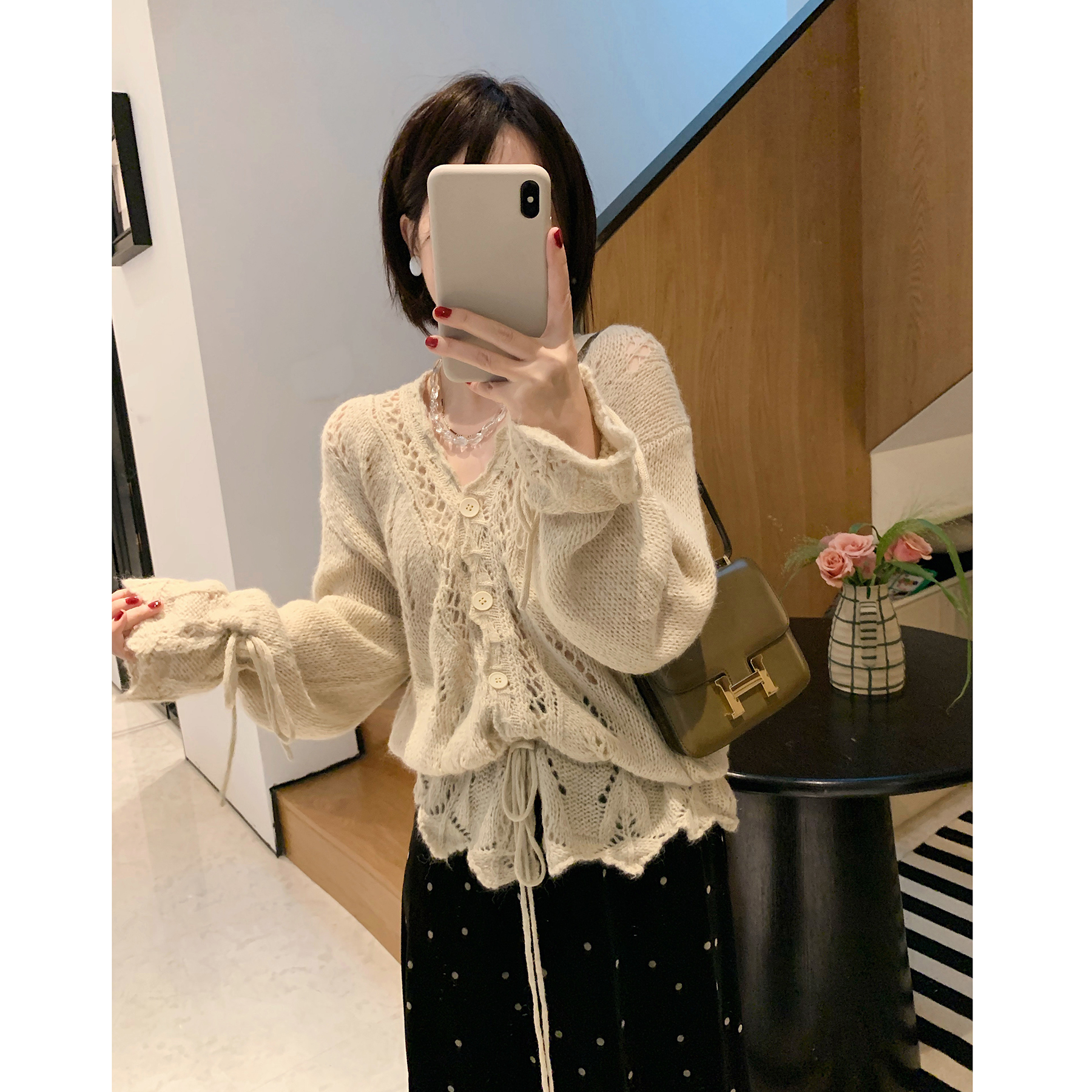 设计款复古钩花收腰v领毛衣