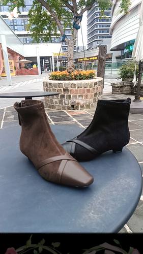 高蒂2025秋冬新款绒面尖头细跟中跟短靴显瘦低跟时装靴短筒靴女