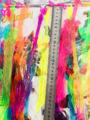 新奇丽吊板地摊玩具24个水晶兵器彩色塑料兵器王者透明兵器模型