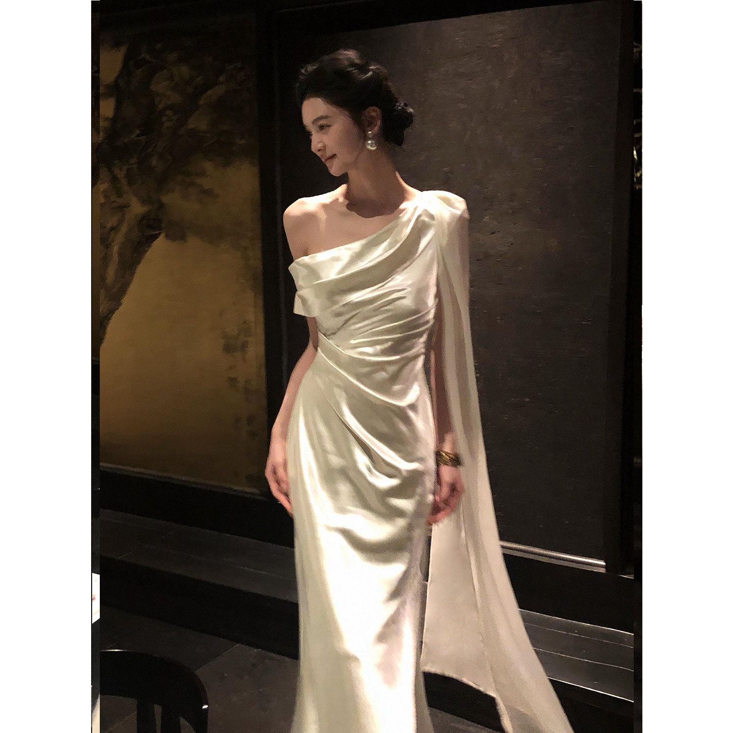 现货！【暮光】2026新款白色缎面斜肩连衣裙高级感飘带修身礼服