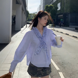 新品！蓝白条纹木耳边V领衬衫女秋季2026设计感褶皱花边长袖衬衣