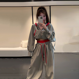 秋季新品灰红拼色休闲大兜帽短款卫衣打褶直筒宽松抽绳卫裤两件套
