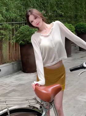 木耳边针织短上衣+金色半身裙女