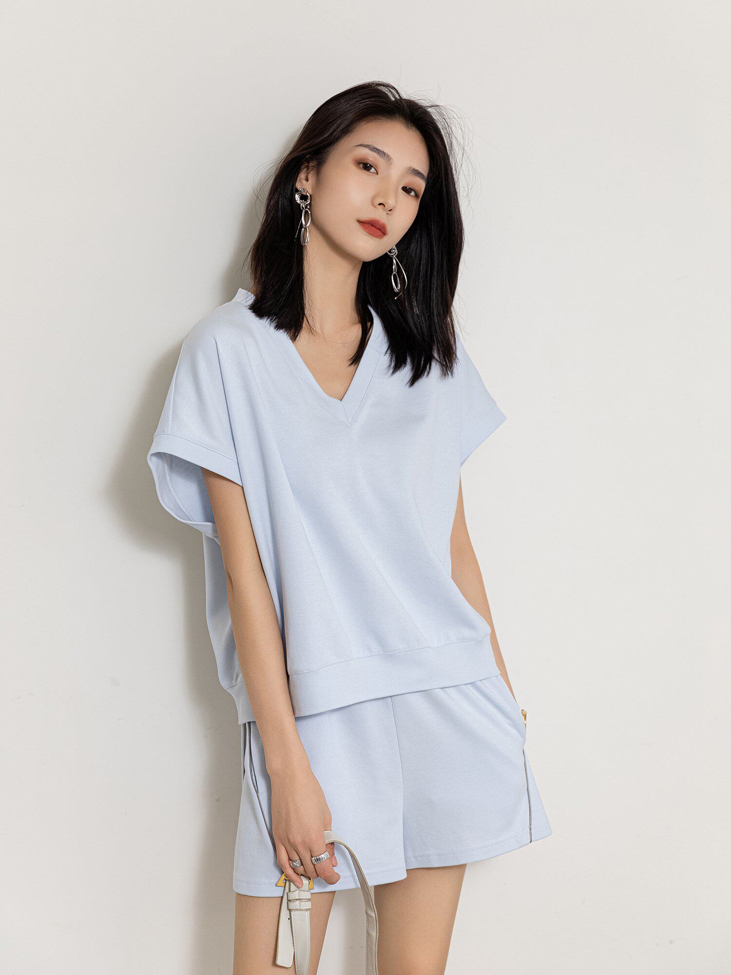 ZZZHANG 2024 상쾌하고 통기성이 좋은 브이넥 탑 + 반바지 투피스 편안한 캐주얼 패션 스포츠 슈트