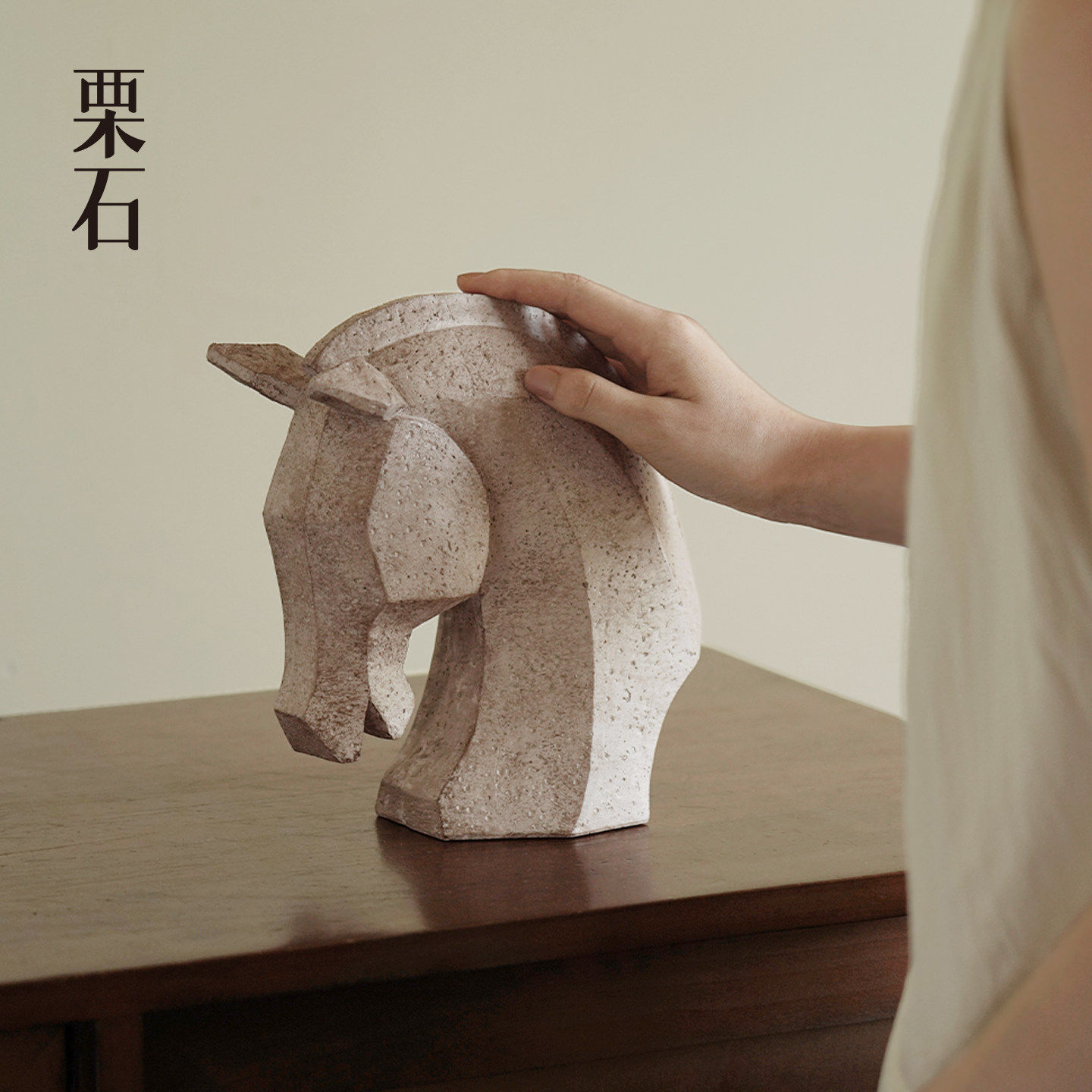 侘寂风仿洞石抽象马头雕塑摆件图片