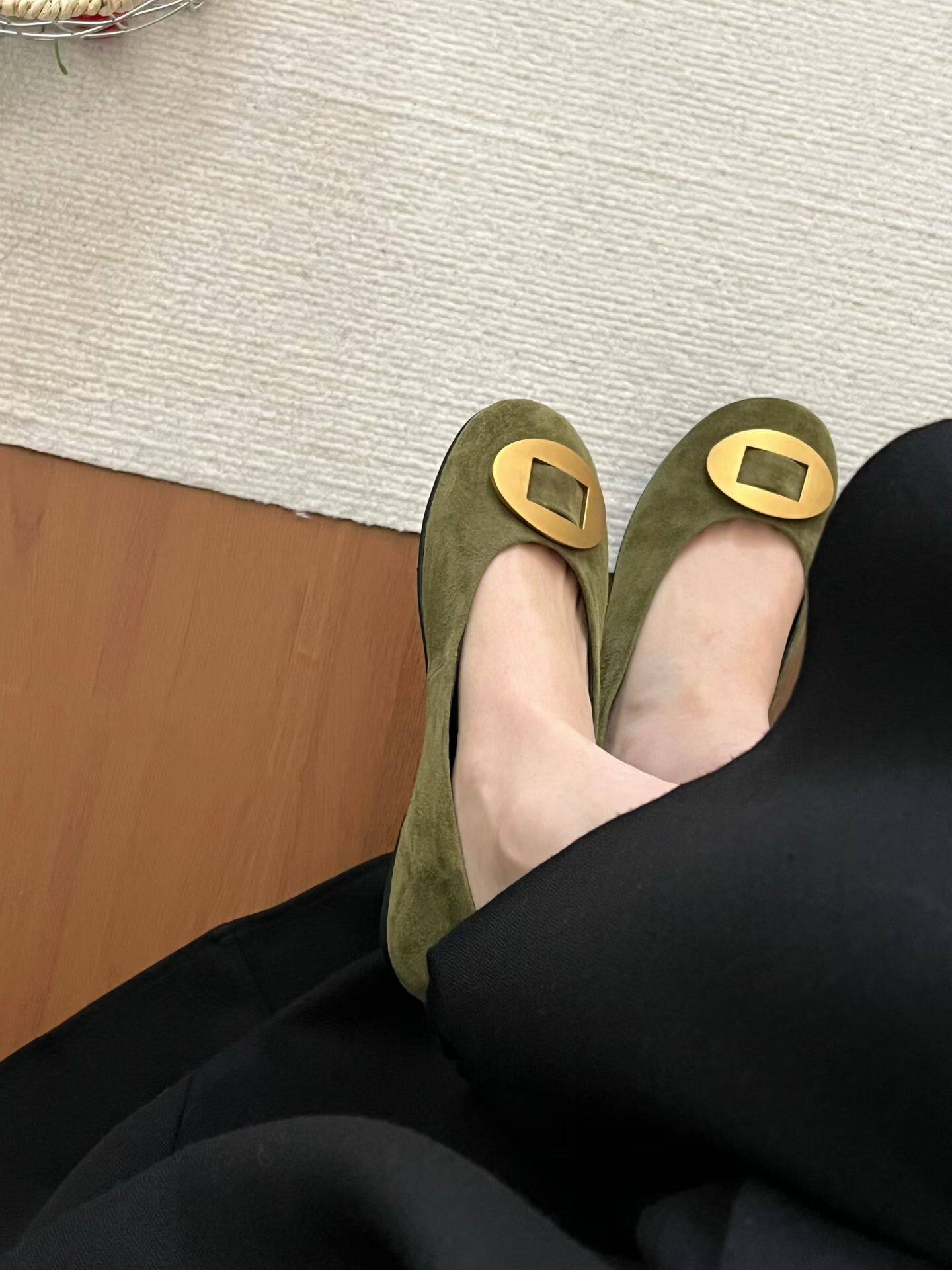 gelly2026年新款法式复古圆头金属方扣单鞋浅口一脚蹬平底奶奶鞋