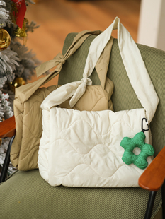 远家撞色花朵挂饰绗棉包单肩斜挎包长方形饺子包云朵包HL1397限