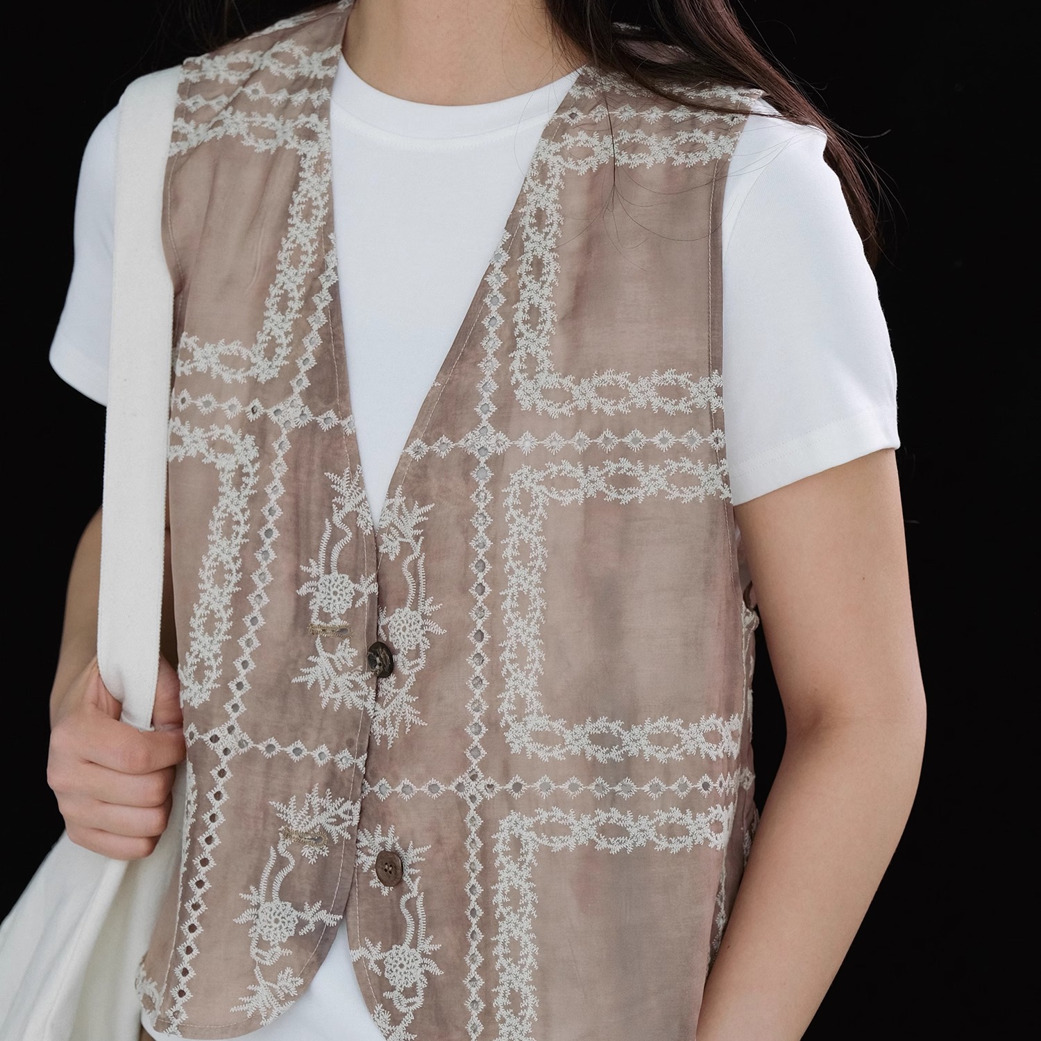 远家定制炒色镂空绣马甲LL5162