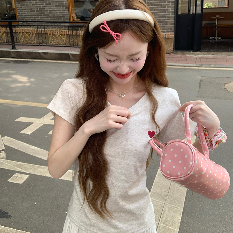 韩系风格穿搭上衣女设计感小个子甜美减龄爱心刺绣正肩V领短袖T恤