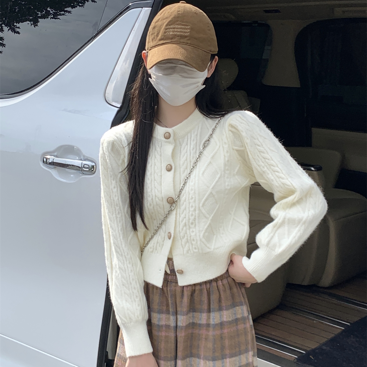 韩系温柔风开衫外套女早秋新款白色圆领短款修身长袖麻花针织毛衣