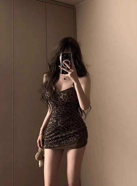 辣妹豹纹挂脖吊带连衣裙女秋季小个子修身露背短裙收腰包臀短裙子