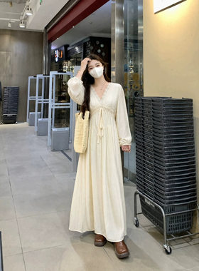 米白色蕾丝V领长袖连衣裙女2026秋季大码胖mm温柔风气质仙女长裙