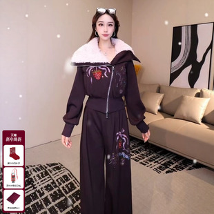 女T75D07E1098 套装 TCH潮流时尚 草莓烫钻咖色大毛领加绒外套休闲裤