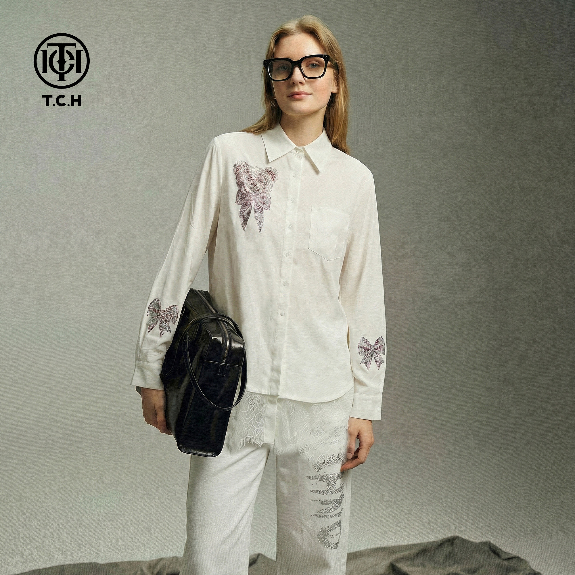 TCH26春款时尚小熊烫钻白色休闲风宽松翻领衬衫上衣女T78A13E5005