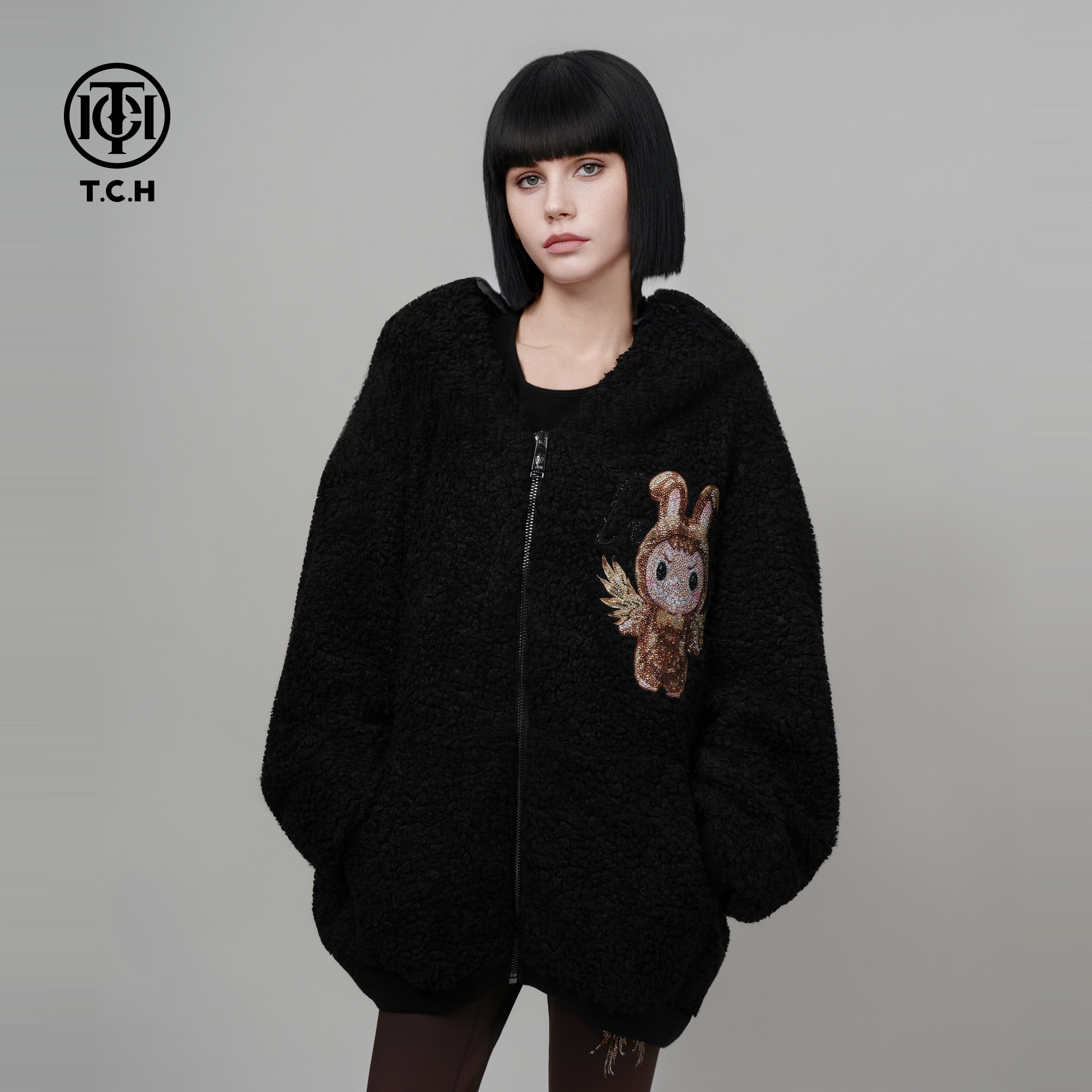 TCH轻奢潮牌烫钻黑色连帽保暖卡通毛毛外套男女同款T75C27E9019