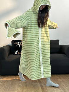 被窝大码 行走 韩系条纹珊瑚绒睡衣女加厚保暖家居服睡袍连帽拉链