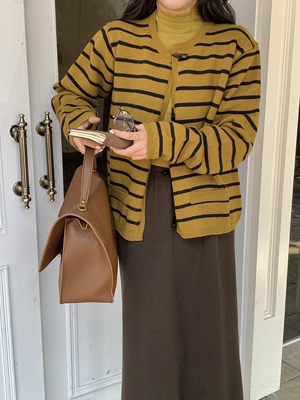 毛衣条纹牛角扣针织MOTOO牛角扣