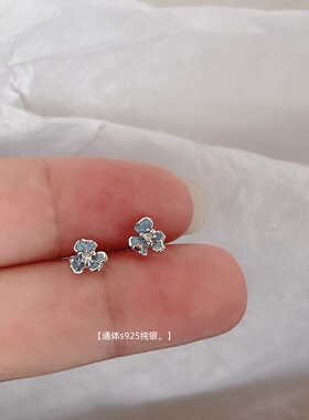 小小蓝色鸢尾花新款耳环女小众甜美花朵耳饰养耳免摘925纯银耳钉