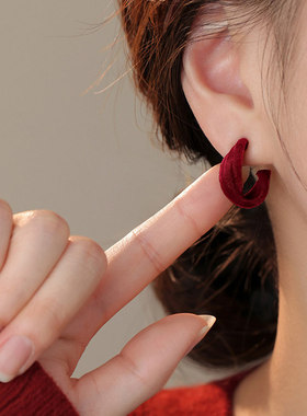 酒红色丝绒几何交叉耳钉女轻奢高级感过新年2026马本命年红色耳饰