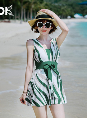 DK连体泳衣女新款高级感保守显瘦微胖女孩遮肉大码沙滩泡温泉服装