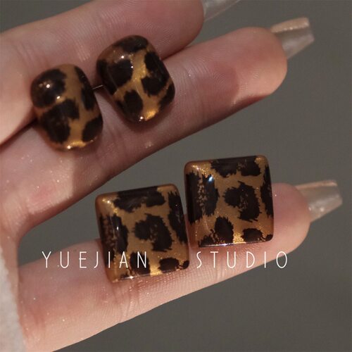 豹纹小方糖~秋冬复古豹纹巨好看耳钉女时髦小众蚊香盘耳夹无耳洞