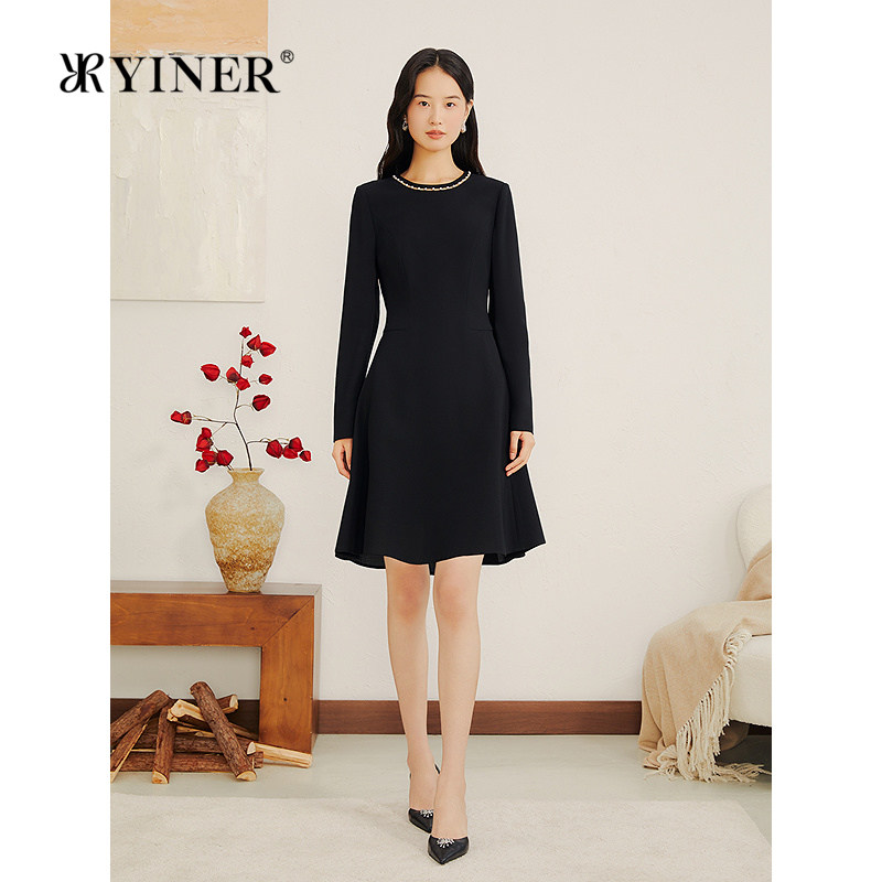YINER音儿专选2025秋季新款经典小黑裙珍珠镂空领醋酸混纺连