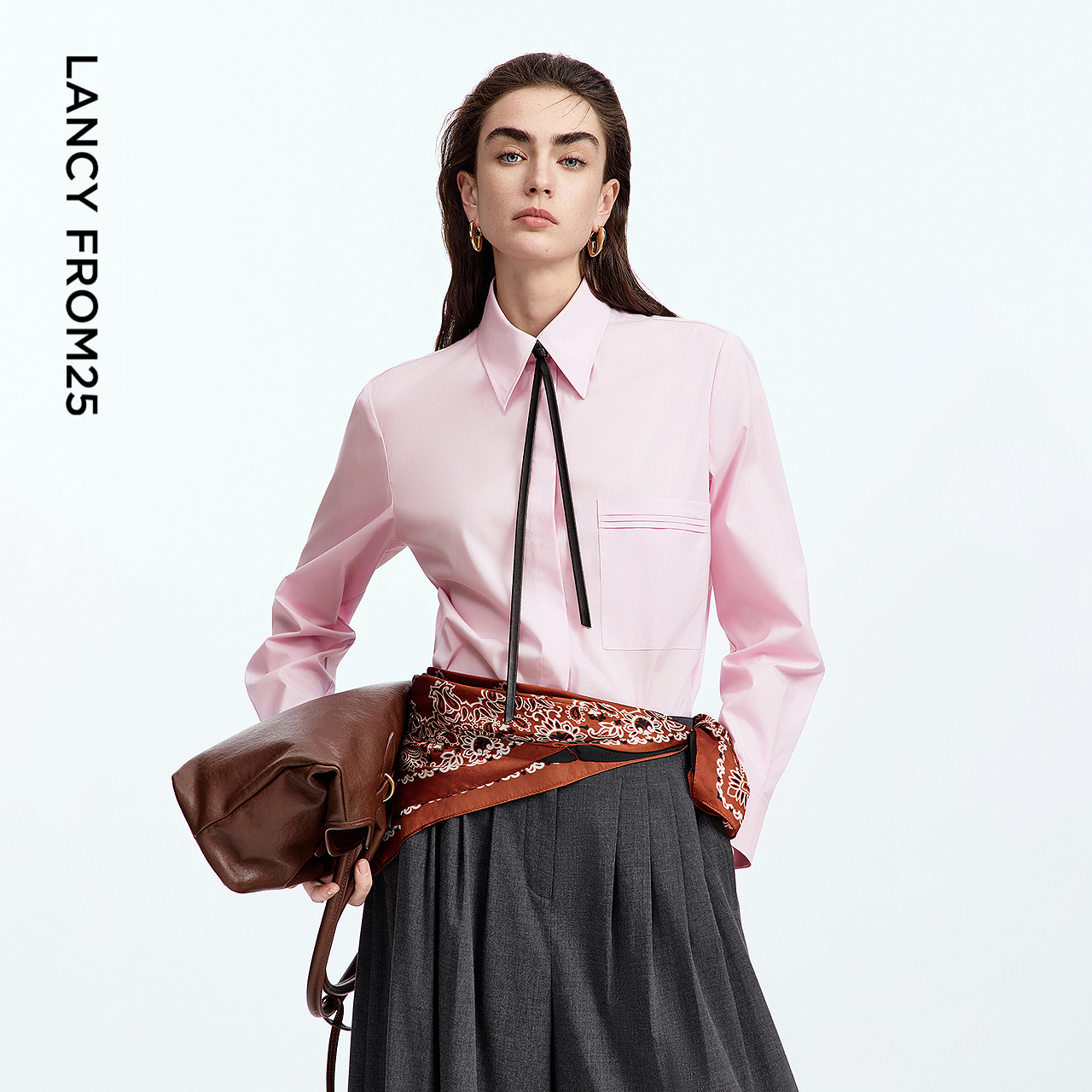 直身廓形 细条领带 淡雅粉调