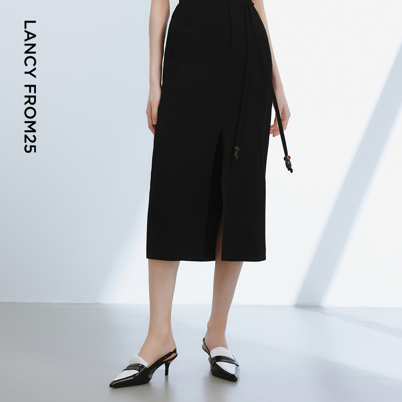 吊钟腰带 开衩裙摆 直身廓形