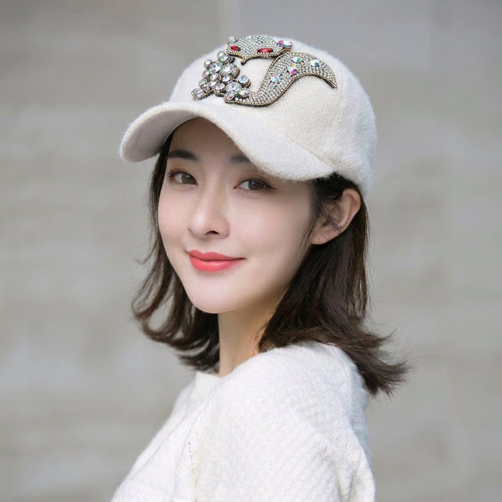 帽子韩版潮秋冬季白色毛绒手工满水钻鸭舌帽女百搭保暖加厚棒球帽