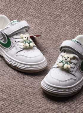 春秋款儿童运动鞋男女童魔术贴小白鞋3227卡通挂件百搭板鞋学生鞋