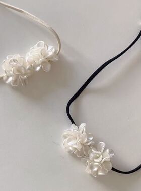 珍珠色花瓣花朵麂皮绒项链