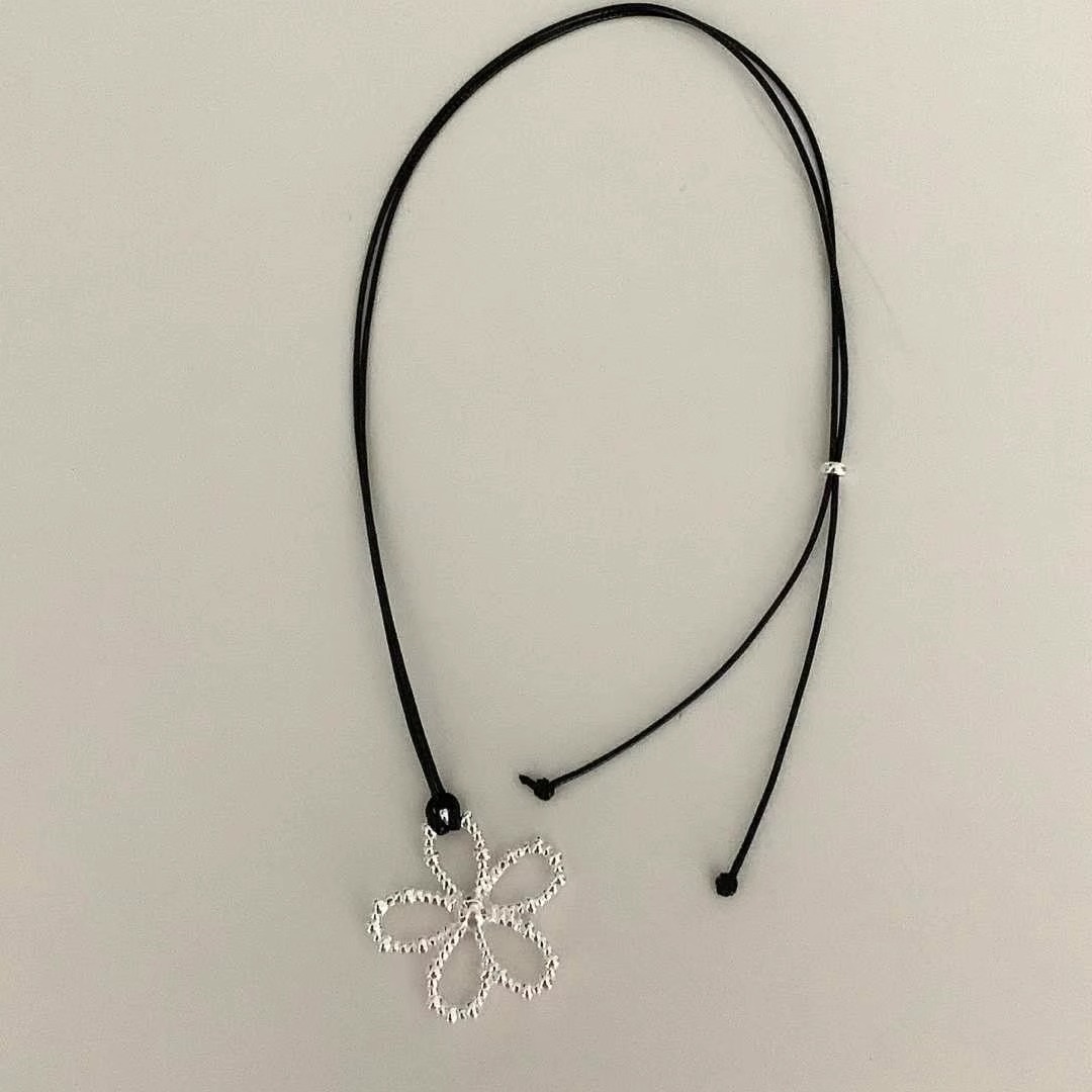 镂空花朵黑绳抽拉可调节项链