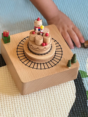 Деревянный поезд, крутящаяся музыкальная шкатулка подходит для мужчин и женщин, с медвежатами