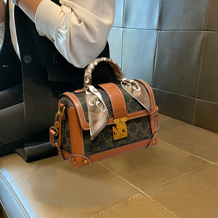 品牌真皮包包女式2026新款小巧精致百搭斜挎小方包女单肩手提小包