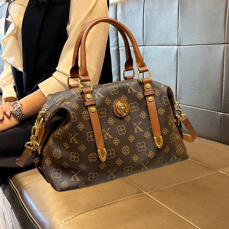 包包女式2026新款大容量复古虎头波士顿枕头包通勤手提单肩斜挎包