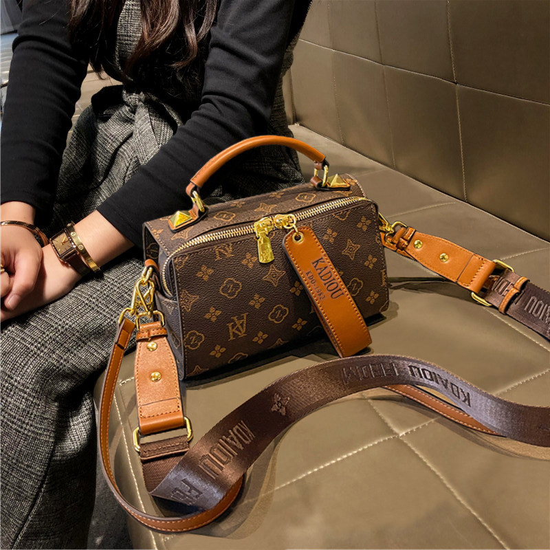 品牌女士包包新款高端洋气时尚潮流真皮老花枕头包手提单肩斜挎包