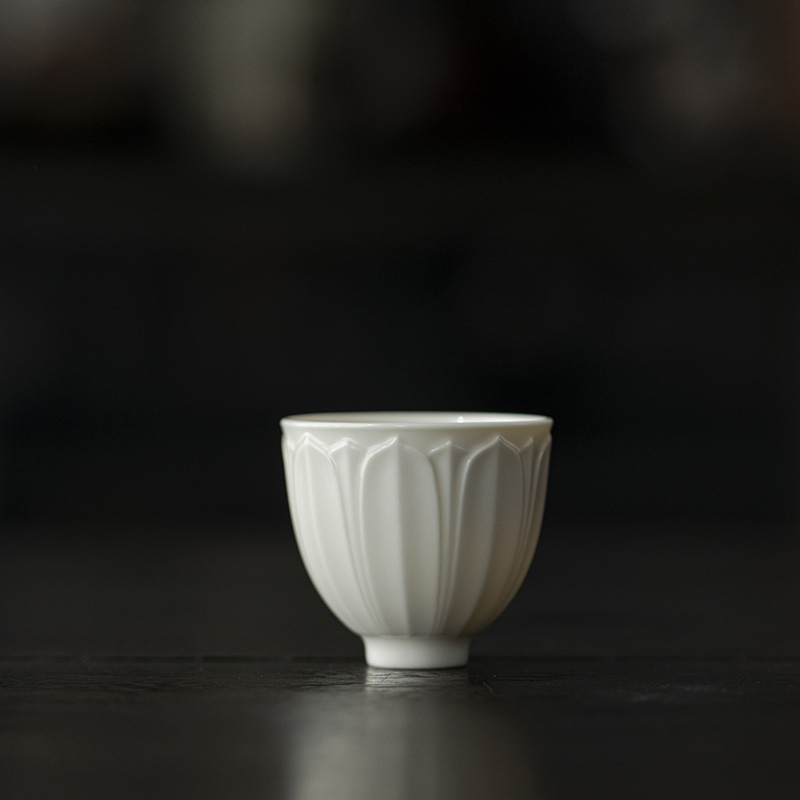 草木祠手工白瓷茶杯陶瓷品茗杯浮雕花纹小茶杯功夫茶杯防烫主人杯