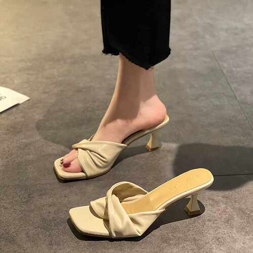 胖脚宽肥大码女鞋41一43时尚细跟凉拖鞋女外穿中跟软皮温柔高跟鞋